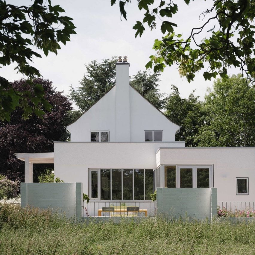 Surrey country house renovation by Medium